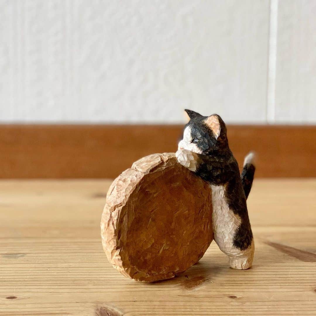 花房さくらさんのインスタグラム写真 - (花房さくらInstagram)「運べ、クッキー！ 大玉転がしのように！！  This cat is skillfully carrying cookies.  #クッキー #cookie #🍪  #woodcarving #cat #sculpture #hanafusasakura」11月17日 20時41分 - sakura_hanafusa