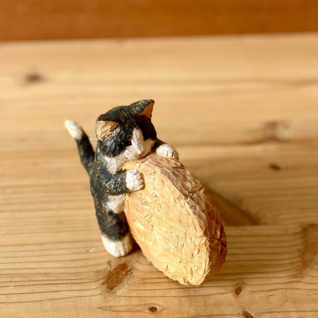 花房さくらのインスタグラム：「運べ、クッキー！ 大玉転がしのように！！  This cat is skillfully carrying cookies.  #クッキー #cookie #🍪  #woodcarving #cat #sculpture #hanafusasakura」