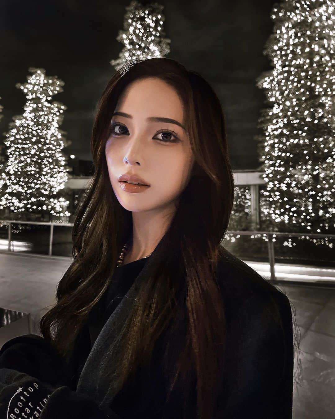 石川愛のインスタグラム：「#PR ❄️❄️❄️ ・ GINZA SIX の屋上スケートリンクに行ってきたよ🤍 スケート久しぶりにして初めちょっと怖かったけど めっちゃ楽しかった✨ イルミネーションも綺麗で動画撮ったりして 映えれちゃうのも最高💕💕 今日から来年の1／21まで開催してるから 是非行ってみてねっ！！ ・ #PR #GINZASIXxME #RooftopStarSkatingRink #スケート #屋上スケートリンク #GINZASIX」
