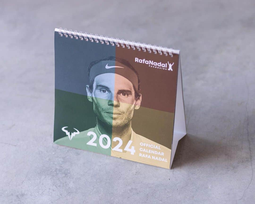 ラファエル・ナダルのインスタグラム：「Ya está disponible en la tienda de la @rafanadalacademy el Calendario Oficial 2024 de @rafaelnadal , cuyos beneficios se destinan íntegramente al funcionamiento de los proyectos de la @frnadal en España e India.📅🔝  Este año está dedicado a los 4 Grandes Slams y hay disponible la versión sobremesa y la de pared. ¿Cuál te gusta más?👀  ¡Consigue el tuyo ya!  ➡️ÚNICO PUNTO DE VENTA!!  …  The Official 2024 Calendar of @rafaelnadal is now available at the @rafanadalacademy store, with all proceeds going directly to support the projects of @frnadal in Spain and India.📅🔝  This year's edition is dedicated to the 4 Grand Slams, and both desktop and wall versions are available. Which one do you prefer?👀  Get yours now!  ➡️EXCLUSIVE POINT OF SALE!!  #rafanadal #rafaelnadal #calendario #2024 #fundacionrafanadal #calendariosolidario #calendar #official #tenis #tennis」