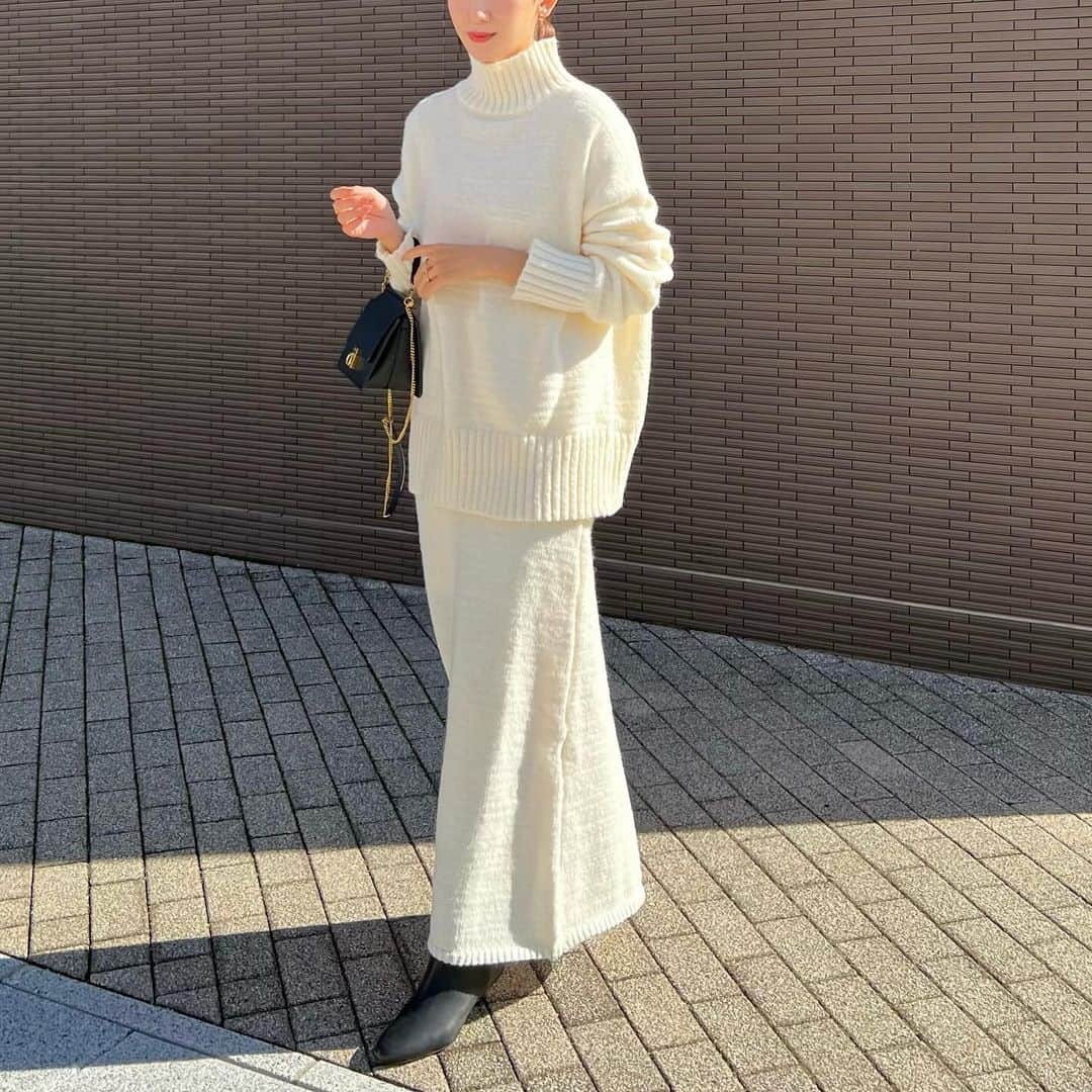 Nagiのインスタグラム：「@fifth_store の  ニットとスカートをセットアップで  トップスのニットはゆったりサイズ お尻も隠れる長さ✨ スカートは後ろに深めのスリットが🤭  fifth で1buy30% 2buy35% 3buy40%offクーポンでお得になってますよ✨ チェックしてみて下さい✔️  #PR#fifth#fifthtl#フィフス#フィフスタイル#ネックスリットタートルニット#バックスリットニットスカート」