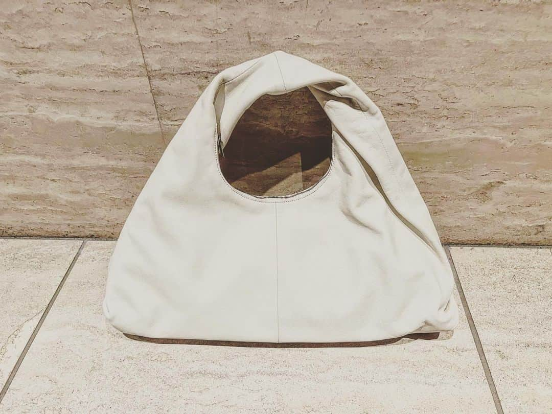 中根麗子さんのインスタグラム写真 - (中根麗子Instagram)「可愛い、CHICJOCというブランドの BAG💗  ちょうど良い大きさで、ワンショルダーで、シンプルなのに、ショルダー部分は、ねじれてて、ポイントになって可愛い💗  何にでも合わせやすくて、お気に入り💗  ありがとうございます💗💗  @chicjoc_official  #bag #バック」11月17日 20時34分 - reiko_nakane