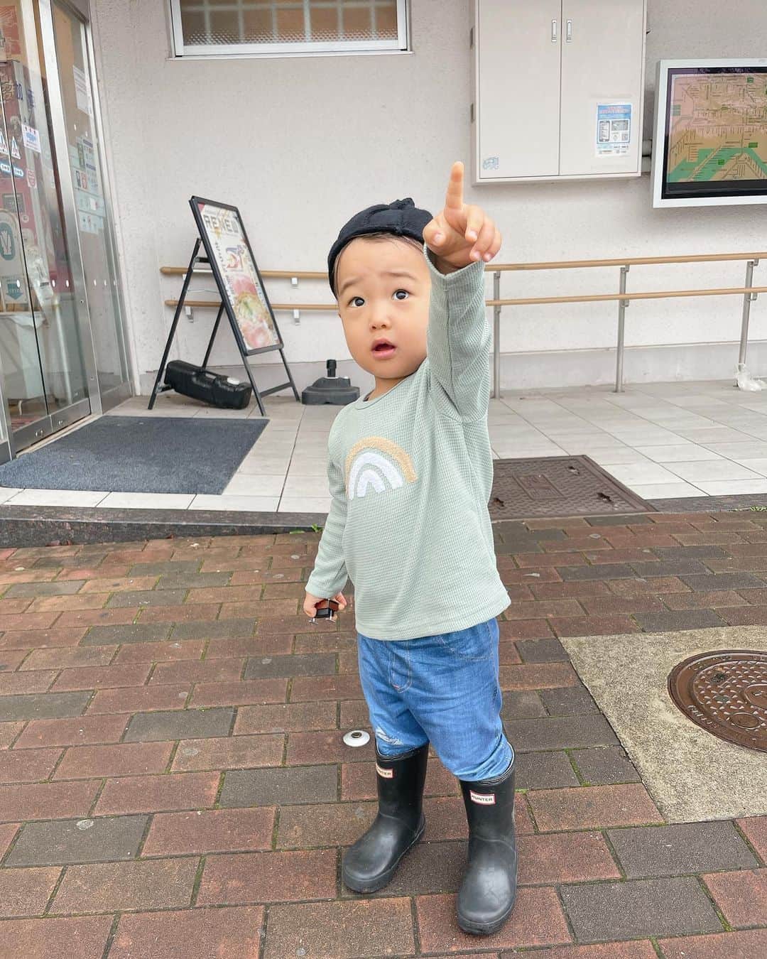 Kozue Kawabeさんのインスタグラム写真 - (Kozue KawabeInstagram)「3ヶ月間の広島通い出張が無事終わりました✴︎ 去年はなかなかうまくいかなくて、もどかしかった…しかし。今年は息子も全く熱を出さず。私も色々考えて半分くらいは一緒に息子を出張に連れて行き。母にも協力してもらいながら、振り返れば去年よりスムーズで。すごいみんなよく頑張りました🥺 私も育児、片道4時間運転しながらよくやりました✨  お仕事にも集中できて素晴らしい舞台になりました💐 引き続き育児もお仕事も楽しんでいきます！！  . . .  　　　　　　　　　　　　　　　　　　　　　　　　　　　　　  　　　　　　　　　　　　　　　　　　　　　　　　　　　　　　 #２歳 #２歳男の子 #赤ちゃんのいる生活 #赤ちゃんのいる暮らし #育児悩み #育児ママ #ママライフ   #子供服 #ベビー服 #親バカ部 #親バカ #親バカ部ig_baby #北摂ママ #北摂ママと繋がりたい #毎日が笑顔で溢れてる #ママリ #ベビフル #かわあか #赤ちゃんとお出かけ #大阪ママ #ワーママ #働くママ」11月17日 20時36分 - miyaco8