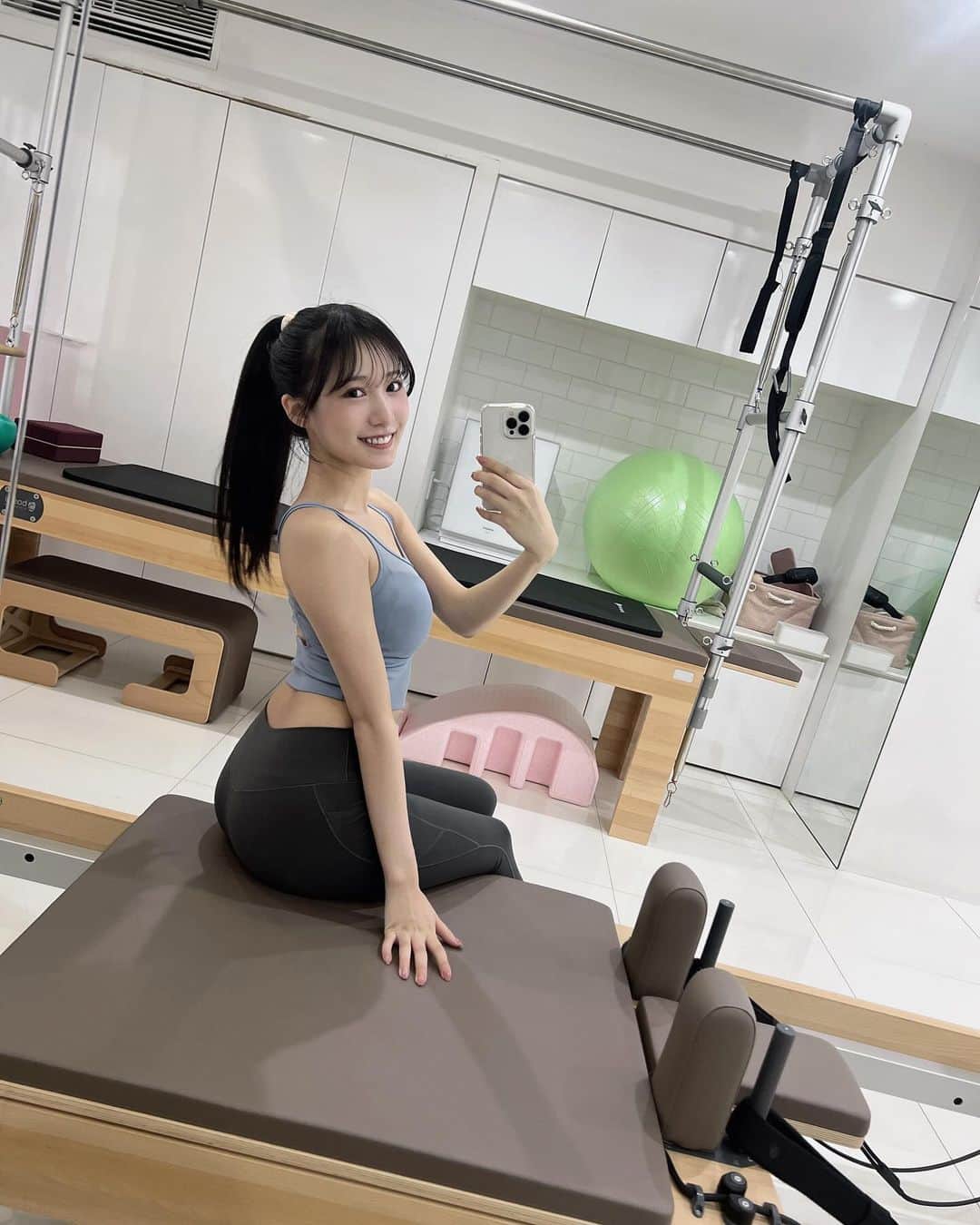 横野すみれさんのインスタグラム写真 - (横野すみれInstagram)「🏃‍♀️  最近ピラティス頑張って頻繁に通ってるの☺️！  姿勢改善としなやかボディを目指して キツいけど気持ちよくトレーニングしてるよ🏐  グラビアもさせてもらってるので 落としたくないところはそのままでくびれと肋骨は細く…！が理想💭  体重は10代後半の時と比べると増えたけど 今の方が好きな体型😚！  ダイエットのモチベです！とか言ってもらえること増えて本当に嬉しい（ ; ; ）私のモチベにもなってるよ😳😢💓  #横野すみれ #ポニーテール #ピラティス #pilates #ボディメイク #ヨガウェア #ダイエット #くびれ作り #姿勢改善 #バストアップ #筋トレ女子」11月17日 20時36分 - yokono_sumire