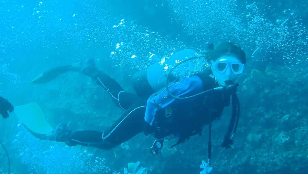 柊みずほのインスタグラム：「水中でもカメラ向けられたらちゃんとポーズ撮るよ✌️ これからの海は特に好きな海！ 早く潜りに行きたい〜！」