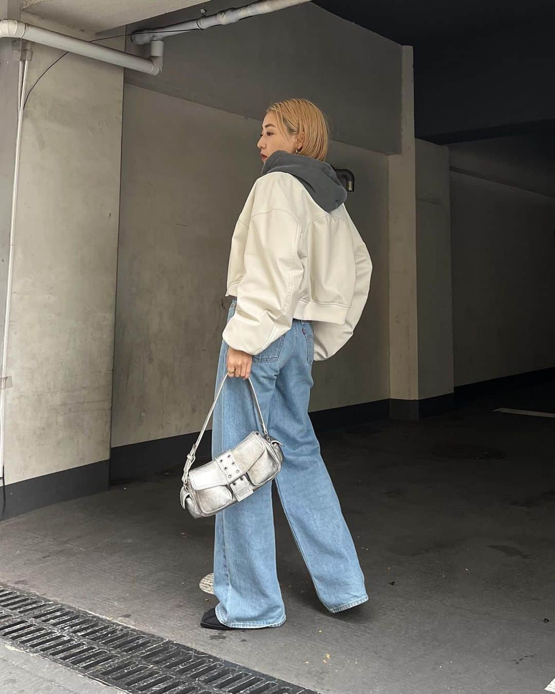 SLY OFFICIAL INFORMATIONのインスタグラム：「ㅤㅤㅤㅤㅤㅤㅤㅤㅤㅤㅤㅤㅤ #SLY_info @momoka_suda_【158cm】 SLY プレス __________________________________ 【LIMITED ITEM】 ☑︎F／LEATHER SEAM DESIGN CROP BZ (030GA030-5270) IVOY,BLK ㅤㅤㅤㅤㅤㅤㅤㅤㅤㅤㅤㅤㅤ ☑︎CROP SW ZIP PK (030GA080-4140) L/BLK,L/YEL ㅤㅤㅤㅤㅤㅤㅤㅤㅤㅤㅤㅤㅤ ☑︎LEVI’S別注 RIBCAGE WIDE LEG (030GAA01-4650) BLU ㅤㅤㅤㅤㅤㅤㅤㅤㅤㅤㅤㅤㅤ ☑︎FRONT BUCKLE HOBO BAG (030GAA55-4610) SLV,BLK,BRN ㅤㅤㅤㅤㅤㅤㅤㅤㅤㅤㅤㅤㅤ ☑︎WOVEN FIT MIDDLE BOOTS (030GAY55-3720) KHA,BLK __________________________________ ※配送の都合により発売日が異なる場合がございます。 ※店舗により在庫状況が異なります。 #Levis_SLY #Levis #リーバイス #SLY #SLY_fav」