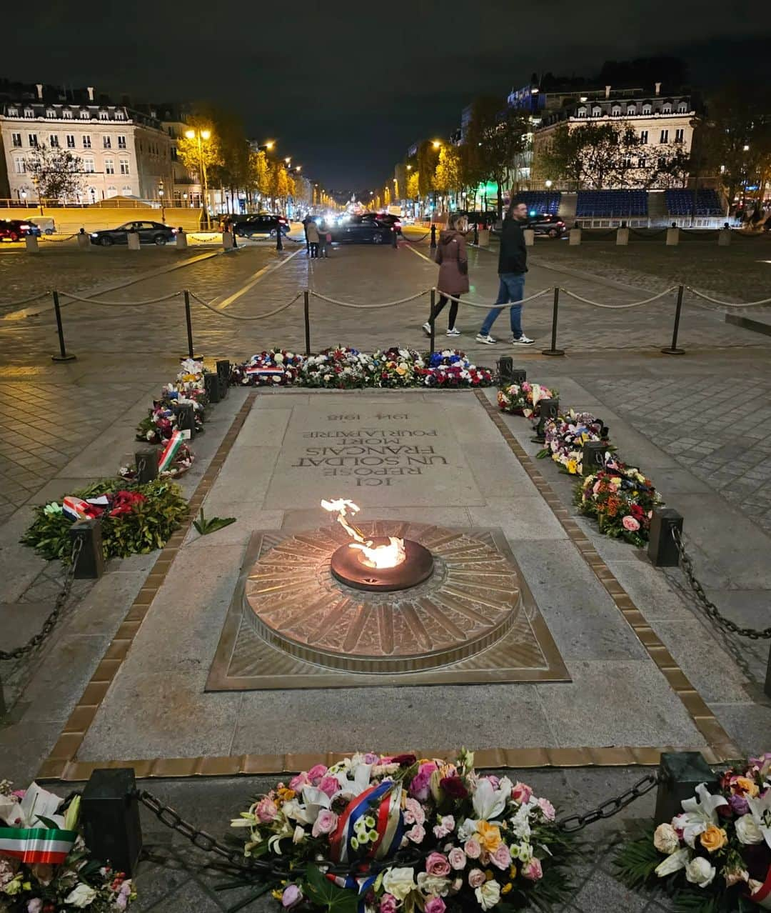 杉山由紀子さんのインスタグラム写真 - (杉山由紀子Instagram)「📍エトワール凱旋門(Paris)  ヴェルサイユ宮殿の後は凱旋門へ💓  この階段の先にはParisの素敵な夜景が...✨✨ →→next🌃  #travel #trip #旅行 #旅女 #旅 #女子旅 #フランス #Paris #パリ #ヨーロッパ #ヨーロッパ旅行 #エトワール凱旋門 #凱旋門」11月17日 20時37分 - yukikosugiyama