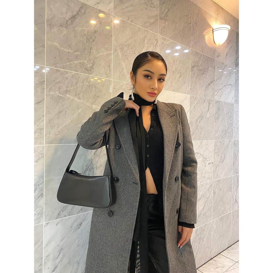 河内セリアのインスタグラム：「Coat & Bag frod @officialb____ 🖤」