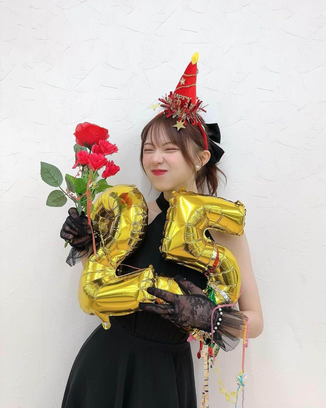 鳴海寿莉亜のインスタグラム：「☻☺︎☻☺︎🎂🌹 ・ ・ 25歳になりました！ ニコニコな1年にしたいと思います！☺️ みんなをもニコニコにするぞ~♡ ・ ・ あいことわかな、スタッフさんがサプライズしてくれました~😭 ありがとう😭 ・ ・ ・ #ハーフツイン #ではない #iPhone11pro #153cm #casetify #ボブ #フォローミー #fashion #daily #cute #hair #girl #instafollow #ootd #followme #qhoto #japanese #instagood #좋아요그램 #셀카그램 #좋아요반사  #팔로우 #맞팔 #소통 #좋아요 #셀카  #팔로우미#전신 #귀여워」