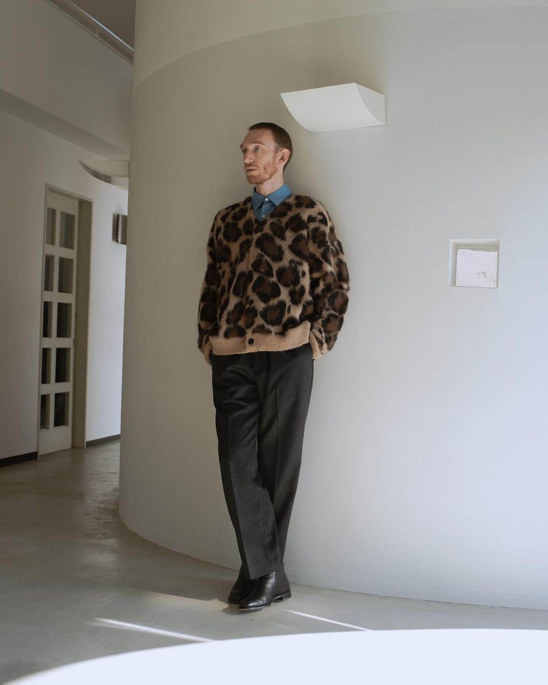 のインスタグラム：「. MARKAWARE 23FW LOOK  NATURAL COLOR ALPACA JAGUAR JACQUARD CARDIGAN price ¥53,900(tax in) col. NATURAL COLORS  ORGANIC EGYPTIAN COTTON TYPEWRITER COMFORT FIT SHIRT price ¥31,900(tax in) col. SAXE BLUE  CASHMERE FLANNEL CASHMERE TROUSERS price ¥55,000(tax in) col. BLACK  #markaware @markaware_marka_official @markaware_marka_shop  Photograpy : @masayatanaka1212 Stylist : @ryotayamada______ Hair : @noritakabayashi Model : @richarrrr (The Management) 、Fabien (ASCEND models)」