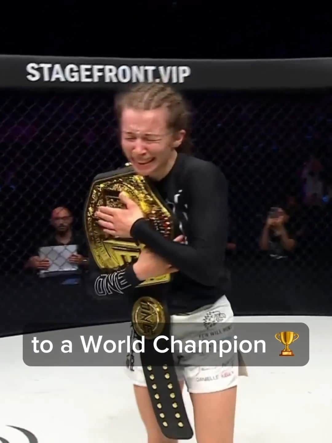 のインスタグラム：「. 諦めないことが夢の実現につながる💫🏅  ダニエル・ケリー🇺🇸は、リングガールから世界チャンピオンに👑  @daniellekellybjj #ONEチャンピオンシップ #グラップリング」