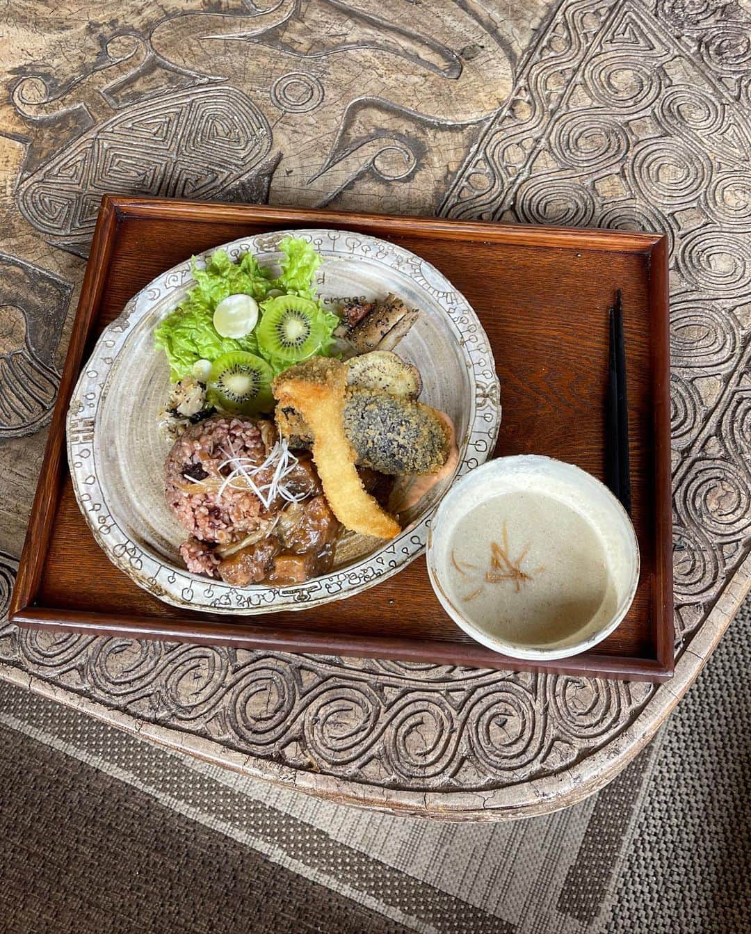 栗山遥さんのインスタグラム写真 - (栗山遥Instagram)「やっぱりわたしは日本食が一番🙏🏽🌱❤︎もう本当にこれに適うものないなと、海外に行くとより強く思う。 食は命そのものだから、 食べるものが、血や肉や細胞になって、良くも悪くもマインドに大きく影響して、自分を生かしてくれているという気持ちで、 身体が必要としているもの、身体に合うものを食べる。 自分の身体の声を聞いて、 身体が喜ぶご飯を作ること、食べることが最近益々幸せ❤︎ 自分の身体が持つ可能性は、まだまだ無限大だなと思う！  そしてもう一つ、自分のために大切にしていることは、沢山眠ること。1日8時間は寝るように(良い睡眠をとれるように)してる。 心と身体の健康が一番🌼」11月17日 20時39分 - harukakuriyama
