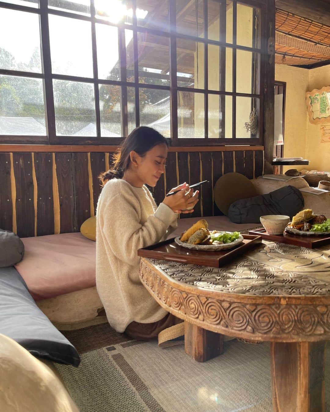 栗山遥さんのインスタグラム写真 - (栗山遥Instagram)「やっぱりわたしは日本食が一番🙏🏽🌱❤︎もう本当にこれに適うものないなと、海外に行くとより強く思う。 食は命そのものだから、 食べるものが、血や肉や細胞になって、良くも悪くもマインドに大きく影響して、自分を生かしてくれているという気持ちで、 身体が必要としているもの、身体に合うものを食べる。 自分の身体の声を聞いて、 身体が喜ぶご飯を作ること、食べることが最近益々幸せ❤︎ 自分の身体が持つ可能性は、まだまだ無限大だなと思う！  そしてもう一つ、自分のために大切にしていることは、沢山眠ること。1日8時間は寝るように(良い睡眠をとれるように)してる。 心と身体の健康が一番🌼」11月17日 20時39分 - harukakuriyama