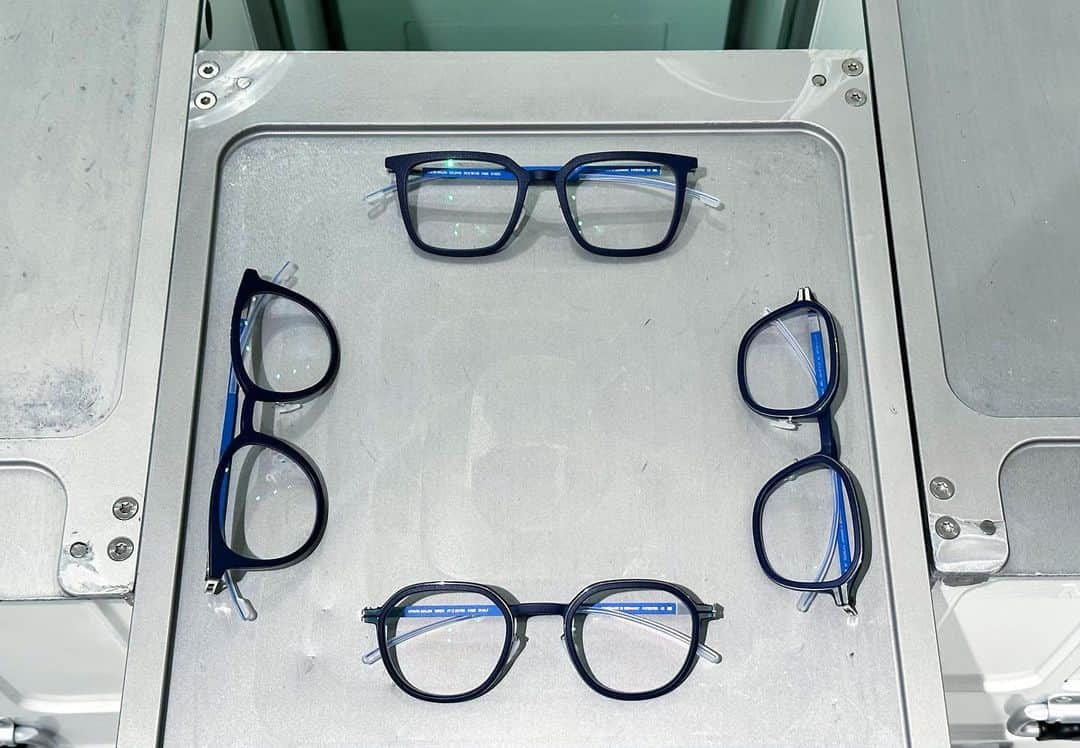 MYKITA SHOP TOKYOのインスタグラム：「【MYLON HYBRID Collection】  人気のMYLON Collectionより、鮮やかなYale Blueが目を引くモデルを集めました。 どのモデルも使いやすいベーシックなレンズシェイプですが、サイドから見えるテンプルの差し色がアクセントとなり、さりげなく個性を出せるのがポイントです。 他にも新作が入荷しております、皆様のご来店心よりお待ちしております。  MYLON HYBRID Collection  From the popular MYLON Collection, we have gathered models in eye-catching bright Yale Blue. All models have basic lens shapes that are easy to use, but the accent color seen from the side adds a subtle touch of individuality. We are looking forward to seeing you at our store. _____ #mykita  #mykitamylon  #eyewear #eyewearfashion  #マイキータ  #メガネ」