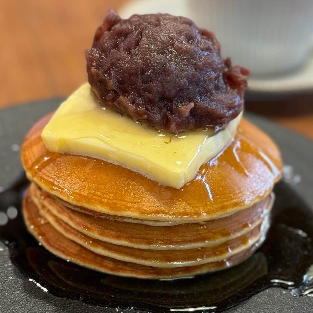 うさもぐさんのインスタグラム写真 - (うさもぐInstagram)「▷ #岡山 あんバター記録 ◁ ⁡ ⁡ 廣榮堂茶房 ひねもす @ 中納言 ⁡ ⁡ 1日8食限定！ バターと蜂蜜たっぷりのホットケーキ風どら焼き！ ⁡ ⁡ ■ ホットケーキ風どら焼き 900円 ・ドリンクセット ホットコーヒー 400円 ・粒あんトッピング 100円 ⁡ ⁡ ビジュアル優勝案件。 みてよこの金色のバター。背徳感の権化。 ⁡ こんなのインスタで見つけた日にはもう 即保存ボタンポチッとですよ。 ⁡ ということで岡山旅一軒目にチョイス。 胃のウォーミングアップにぴったりです(※個人差あり) ⁡ 素朴で優しい味わいのふんわり(もちっ)とした 薄めのどら焼き生地が5枚の上に スライス…はされてないですね、極厚カットバターと たーっぷりのはちみつ。水たまりができるほど。 5段も重ねてある生地が こんなに頼りなく見えるのは初めて。(笑) ⁡ 贅沢に上から下まで一気にカットして バターと蜂蜜をたっぷりつけてパクリ。 ⁡ 口いっぱいに広がるはちみつの濃厚な甘みと 芳醇なバターのコク、そしてキレのある塩気。 うんま〜〜！朝イチの胃に沁みる〜〜！(いろんな意味で) ⁡ そこに粒あんもトッピングすれば幸福度倍増。 ⁡ でこのあんこがちょっと他にない感じというか 風味豊かでスッキリみずみずしい！ ⁡ なんていうか白餡というか白インゲン豆の甘納豆を 食べた時のことを思い出した。(聞き流して) ⁡ はちみつたっぷりでもちろん甘いけど どこか上品でくどさがなかった◎ ⁡ ただやっぱり蜂蜜とバターがメインだから 総じてこってりかな？私は甘じょっぱくて好き！ ⁡ 蒜山ジャージー牛のバターも美味しかったな〜 ⁡ 1日8食限定らしいので電話予約がおすすめ◎ ⁡ ⁡ ⁡ #廣榮堂茶房ひねもす #あんバター#ホットケーキ#岡山カフェ#岡山グルメ#岡山モーニング#廣榮堂#パンケーキ#あんこ#バター#和スイーツ#はちみつ#あんこ好き#岡山スイーツ」11月17日 20時49分 - mgmgbutter3
