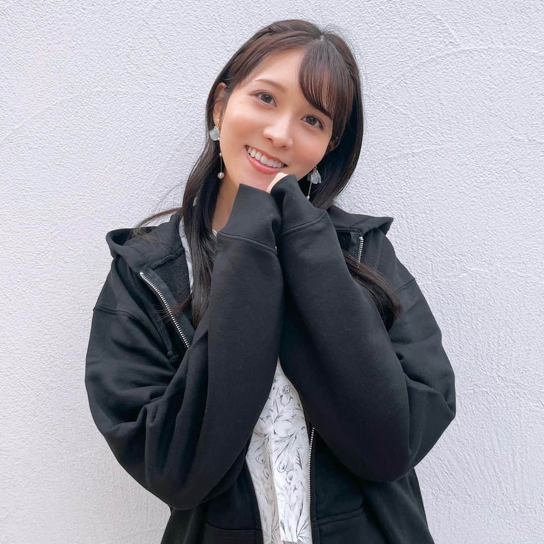 石川彩夏のインスタグラム：「11月30日まで受付している #キタサンブラック 🖤パーカーのサンプル着させていただきました〜🥺✨  Lサイズ着用で、158cmの私のお尻隠れるサイズ感☺️女性はS.M.Lどれ頼んでも可愛い✨他には、 #アーモンドアイ #スペシャルウィーク も🐴♥️  私も注文したいと思います🥺🖤 詳しくは、X(旧Twitter)のKeibafanShop さんで☺️」