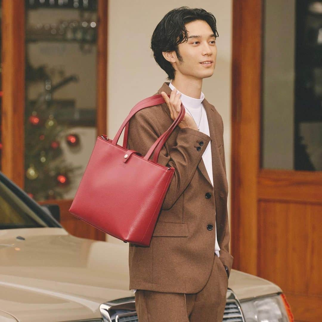 サマンサタバサさんのインスタグラム写真 - (サマンサタバサInstagram)「. .  KINGZ Holidays Collection👜  カラーバッグも深みのある上品な仕上がりに！ 特別な日のファッションアイテムに合わせたい、 こだわりが詰まったデザインに注目。  普段のスタイリングと異なる、 ワンポイントに目をひくアイテムをキングズで⭐️  #Kingz #キングズ  #holiday  #ホリデー  #バッグ  #bag  #メンズファッション  #メンズ」11月17日 20時44分 - samantha.thavasa.info