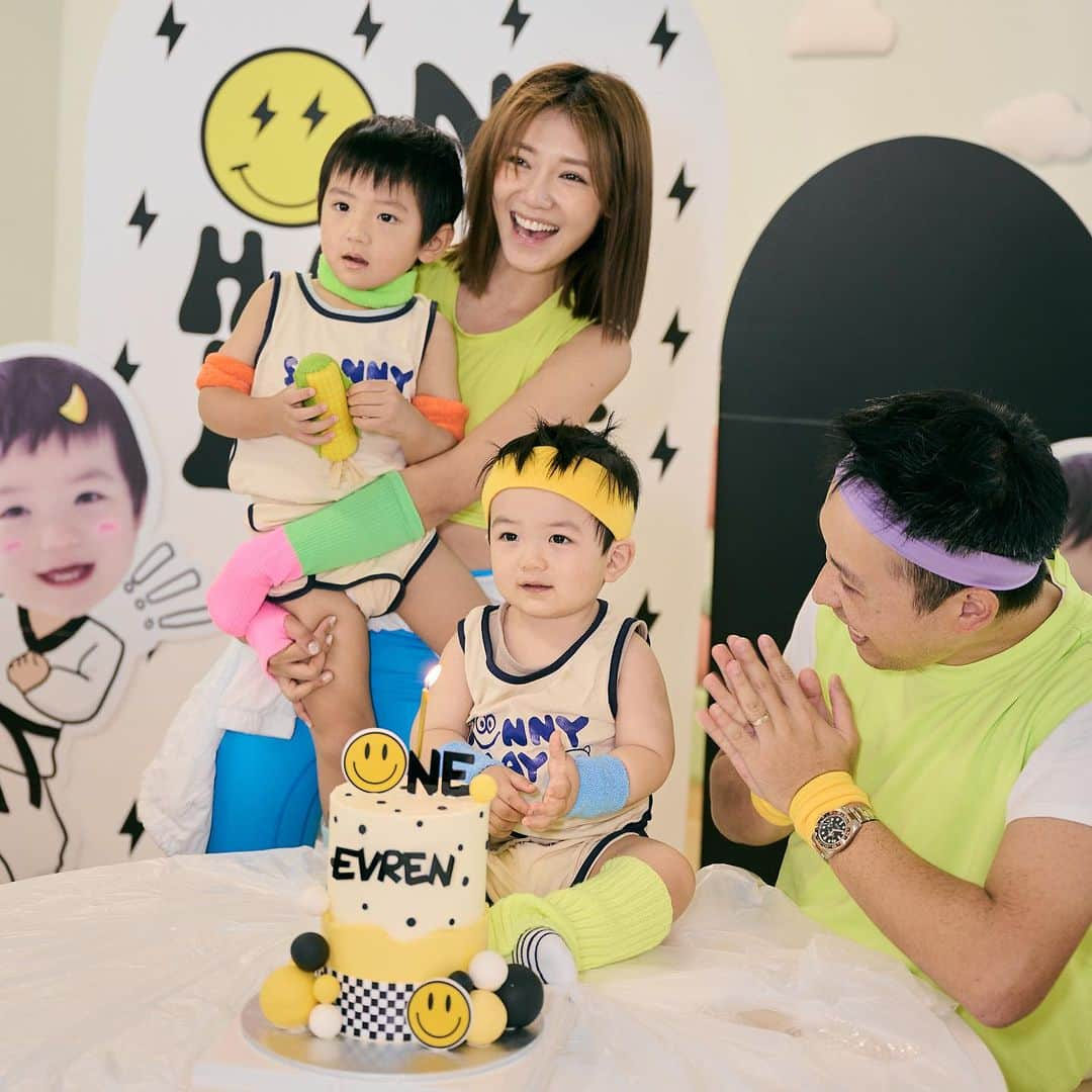 Elva Niさんのインスタグラム写真 - (Elva NiInstagram)「Happy 1st birthday Evren!!!  Mommy and Daddy love you more and more each day 🩵 怎麼突然就一歲了！ 我永遠的小寶貝這個生日主題真的為你量身訂做😂 看著你全身的肌(肥)肉 就想讓你來舉一下鐵 還好你整個party都好配合 希望等你18歲看回照片也不要嫌棄🤣 #happybirthdayevren #onehappydude #VEfamily」11月17日 20時45分 - misselvani