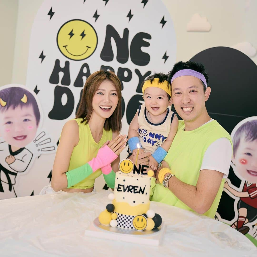 Elva Niさんのインスタグラム写真 - (Elva NiInstagram)「Happy 1st birthday Evren!!!  Mommy and Daddy love you more and more each day 🩵 怎麼突然就一歲了！ 我永遠的小寶貝這個生日主題真的為你量身訂做😂 看著你全身的肌(肥)肉 就想讓你來舉一下鐵 還好你整個party都好配合 希望等你18歲看回照片也不要嫌棄🤣 #happybirthdayevren #onehappydude #VEfamily」11月17日 20時45分 - misselvani