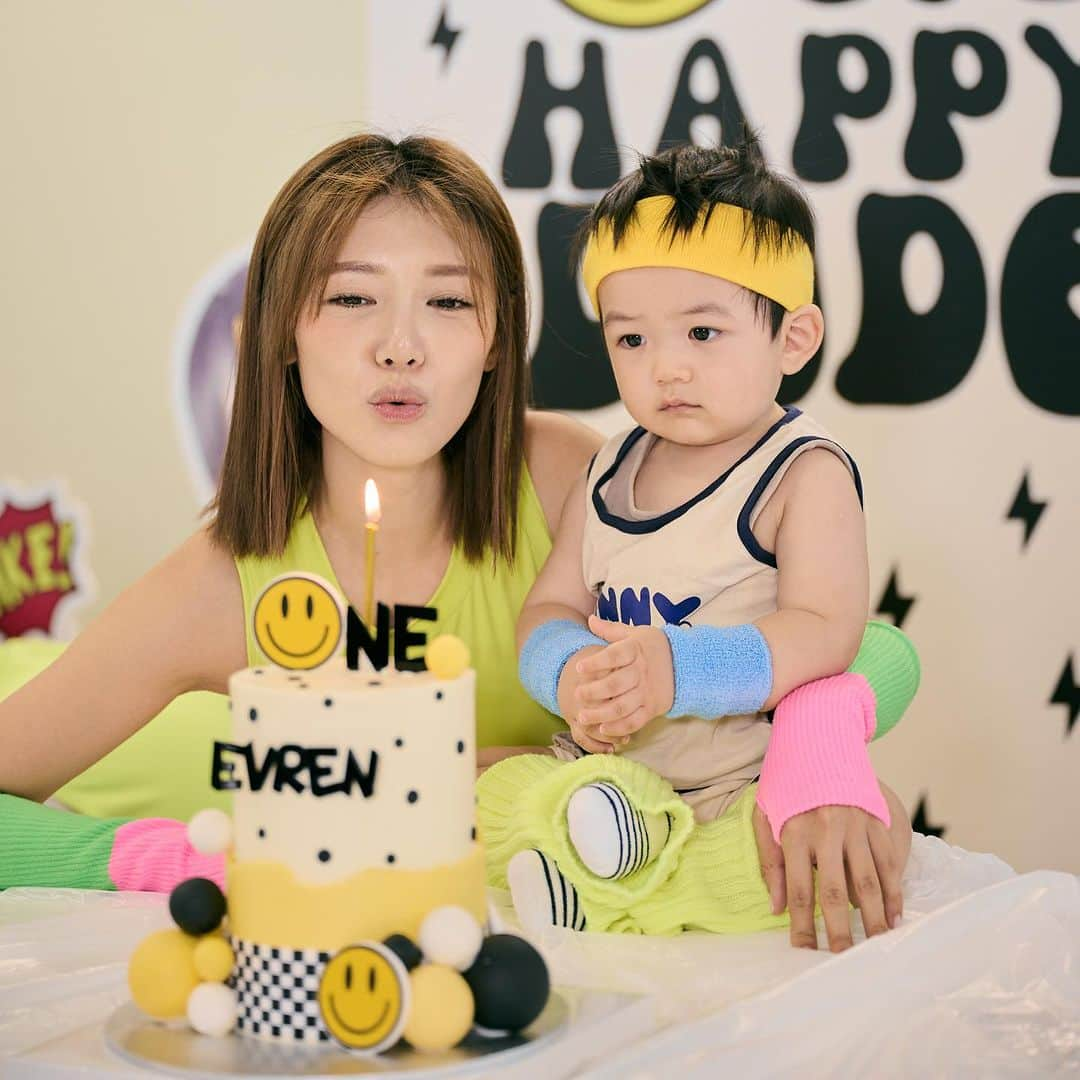 Elva Niさんのインスタグラム写真 - (Elva NiInstagram)「Happy 1st birthday Evren!!!  Mommy and Daddy love you more and more each day 🩵 怎麼突然就一歲了！ 我永遠的小寶貝這個生日主題真的為你量身訂做😂 看著你全身的肌(肥)肉 就想讓你來舉一下鐵 還好你整個party都好配合 希望等你18歲看回照片也不要嫌棄🤣 #happybirthdayevren #onehappydude #VEfamily」11月17日 20時45分 - misselvani