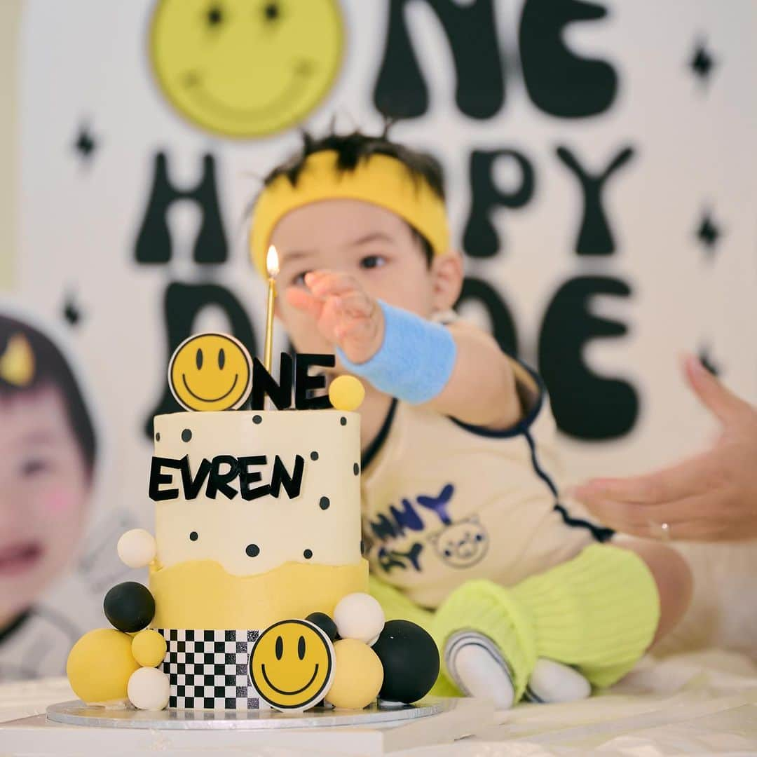 Elva Niさんのインスタグラム写真 - (Elva NiInstagram)「Happy 1st birthday Evren!!!  Mommy and Daddy love you more and more each day 🩵 怎麼突然就一歲了！ 我永遠的小寶貝這個生日主題真的為你量身訂做😂 看著你全身的肌(肥)肉 就想讓你來舉一下鐵 還好你整個party都好配合 希望等你18歲看回照片也不要嫌棄🤣 #happybirthdayevren #onehappydude #VEfamily」11月17日 20時45分 - misselvani