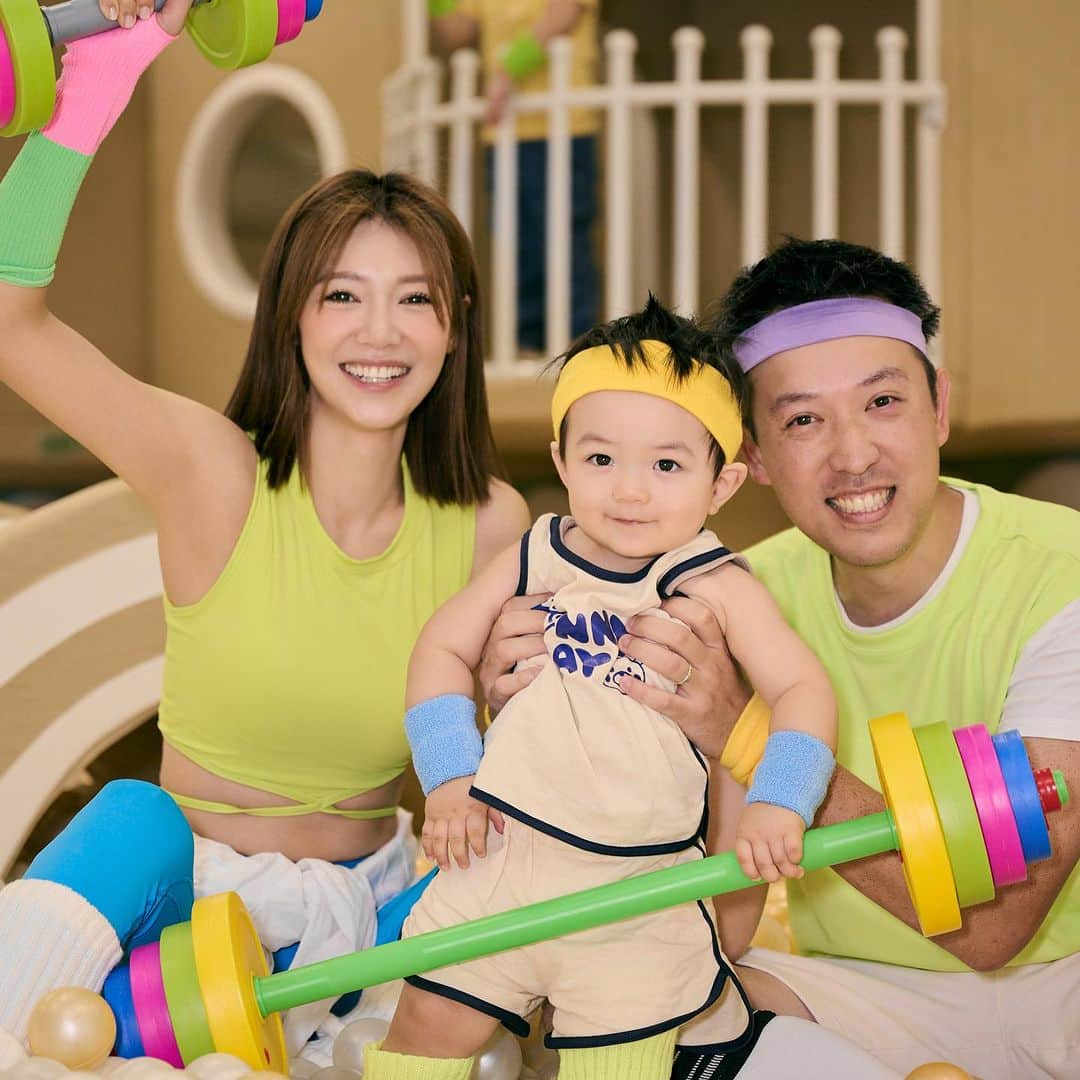 Elva Niさんのインスタグラム写真 - (Elva NiInstagram)「Happy 1st birthday Evren!!!  Mommy and Daddy love you more and more each day 🩵 怎麼突然就一歲了！ 我永遠的小寶貝這個生日主題真的為你量身訂做😂 看著你全身的肌(肥)肉 就想讓你來舉一下鐵 還好你整個party都好配合 希望等你18歲看回照片也不要嫌棄🤣 #happybirthdayevren #onehappydude #VEfamily」11月17日 20時45分 - misselvani