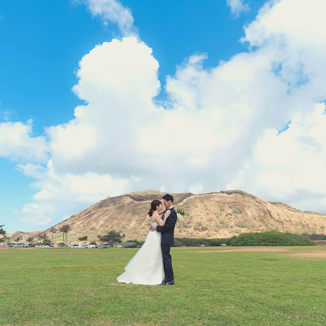 ワタベウェディングのインスタグラム：「ワタベウェディングでHAWAII挙式をされた卒花嫁さまのお写真をご紹介します💍✨ ----------------------------------------------- 今回は2023年3月にハワイでリゾ婚をされたおふたりの、挙式やハワイらしいパーティの様子をご紹介します✨ ぜひ結婚式準備の参考にしてくださいね！ 雄大な山々や芝生の緑と大空と湖の青が寄り添う特別なエリア「カネオヘ」。 古き良きハワイの魅力が息づく聖地として、ナチュラルでスピリチュアルなネイティブハワイを満喫いただける会場として、 こだわり派のカップルからも強い指示を受けています🌴 妖精が造り上げたという伝説が伝わるハート型の湖を望む聖地に広がるプライベートガーデンで、大自然のパワーを感じると、大切な人たちとの絆も深まりますよ。 挙式後は、空・海・緑...自然に包まれながら、こだわりのメモリアルフォトを残して。 今、ハワイ挙式のお問い合わせが増えています♪ 旅費がリーズナブルで天候も良い人気のシーズンは予約が増加しているので、気になる方はお早目にご相談ください。 今なら、人気の会場が50%OFFになるキャンペーンも開催！ 詳細はプロフィールのリンクからどうぞ！ @watabewedding ------------------------- #ワタベウェディング #watabewedding #リゾートウェディング #リゾート挙式 #ウェディングフォト #フォトウェディング #結婚式 #挙式 #プレ花嫁 #卒花嫁 #プレ花嫁さんと繋がりたい #結婚式準備 #2023春婚 #2023秋婚 #ゼクシィ #少人数結婚式 #家族婚 #家族挙式レポ #ハワイ挙式 #ハワイ旅行 #ハワイウェディング #結婚式決行 #式場見学レポ #式場見学 #式場探し #式場迷子 #アロハケアクアチャペル #オリジナルウェディング #ガーデン挙式 -----------------------------------------------」