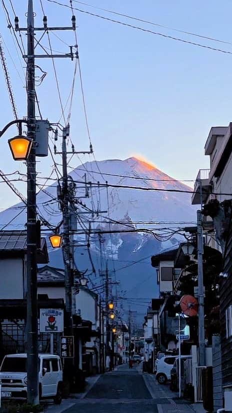 清川あさみのインスタグラム：「2000年も続く伝統ある繊維の街、富士吉田。設営で本日伺いましたが、富士山が素晴らしい姿でお出迎えしてくれましたよ！  機織りの歴史や富士山の神話性が非常に興味深く、街自体が非常に面白い形で残ってます。  新作も昔からある蔵にピッタリで、作品が喜んでました。 是非２２日皆様きてね✨元森美術館館長でありアートのプロデューサー南條さんともトークします。  Today, I visited Fujiyoshida to set up my artwork. This town boasts a 2000-year-old tradition in textiles. Mount Fuji welcomed me with its magnificent presence! The history of weaving and the mythology surrounding Mount Fuji are incredibly intriguing, making the town itself interesting. Please join us on the 22nd, everyone! The new pieces fit perfectly in the warehouse, and the artworks were well-received.  #芸術祭　#フジテキスタイルウィーク #清川あさみ　#伝統　#神話 #富士山　#富士吉田 #ArtFestival #FujiTextileWeek #AsamiKiyokawa #Tradition #Mythology #MountFuji #Fujiyoshida @fujitextileweek  @n_and_a_art」