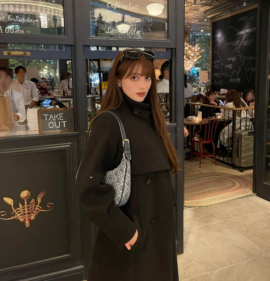 エブラヒミ椎菜さんのインスタグラム写真 - (エブラヒミ椎菜Instagram)「・  Winter things❄️  coat: @dazzlin_official  bag: @shein_japan   #東京カフェ #六本木カフェ #日比谷カフェ #有楽町カフェ #コート #冬コーデ #冬服 #instagram #instagood #instalike #ootd #좋아요그램 #좋아요반사 #좋아요테러 #좋반 #오오티디룩#いいね返し #단발머리 #미용실 #데일리룩 #머리스타그램 #좋아요폭탄 #팔로우미 #셀카 #셀끼꾼 #01년#01」11月17日 20時45分 - sheena.621