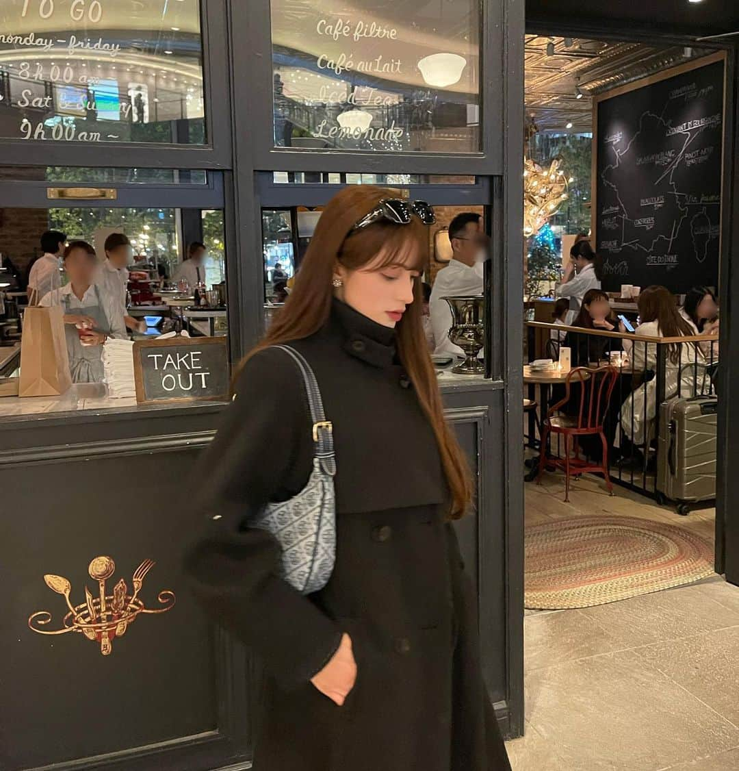 エブラヒミ椎菜さんのインスタグラム写真 - (エブラヒミ椎菜Instagram)「・  Winter things❄️  coat: @dazzlin_official  bag: @shein_japan   #東京カフェ #六本木カフェ #日比谷カフェ #有楽町カフェ #コート #冬コーデ #冬服 #instagram #instagood #instalike #ootd #좋아요그램 #좋아요반사 #좋아요테러 #좋반 #오오티디룩#いいね返し #단발머리 #미용실 #데일리룩 #머리스타그램 #좋아요폭탄 #팔로우미 #셀카 #셀끼꾼 #01년#01」11月17日 20時45分 - sheena.621