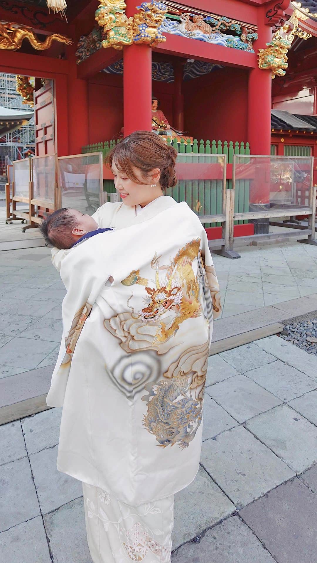 紫帆のインスタグラム：「次男のお宮参り⛩️🤱 家族写真と長男の2歳の記念写真を撮影してきました📷𓈒 𓏸𓈒𓂂𓂃  大変だったけどとってもいい日になった🥰💭 親バカ炸裂の動画ですが… YouTubeにこの日の１日を投稿しました😌  産着は @kyotokashiisyo  お着物は @kimonoumechiyo.rental  ヘアは @kaho_ohasi  写真館は @hitoshi_ohno    #お宮参り #お宮参りコーデ  #お宮参りフォト  #お宮参り写真  #お宮参り撮影  #お宮参り着物  #お宮参りヘア  #初宮参り  #生後1ヶ月  #生後1ヶ月ベビー  #男の子ママ  #年子ママ  #年子育児  #年子  #年子兄弟  #令和3年ベビー  #令和5年ベビー  #年子ママと繋がりたい  #静岡ママ #家族写真  #家族写真撮影  #2歳  #2歳誕生日」