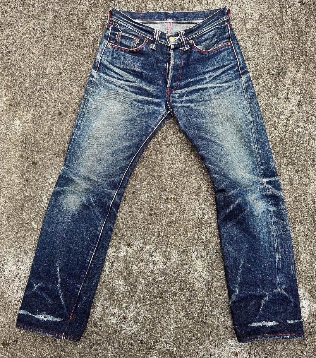 Denimioのインスタグラム：「It's quite hard if not impossible to beat a faded pair of #samuraijeans, who here agrees??  #Denimio #denim #denimhead #denimfreak #denimlovers #jeans #selvedge #selvage #selvedgedenim #japanesedenim #rawdenim #denimcollector #worndenim #fadeddenim #menswear #mensfashion #rawfie #denimporn #denimaddict #betterwithwear #wabisabi」