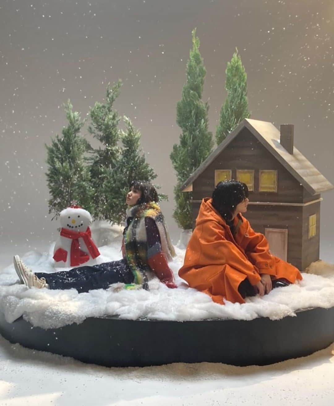 荒川ちかさんのインスタグラム写真 - (荒川ちかInstagram)「@tonun_official さんの『snow love』のMVに出演させていただきました⛄️ これからの季節にピッタリの曲なので、ぜひ皆様の冬のお供にしていただきたいです❄️」11月17日 20時57分 - chikatetu