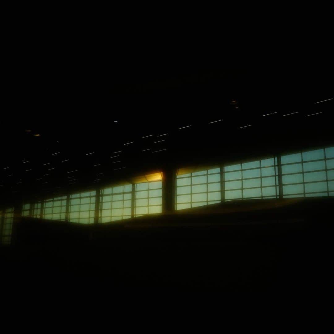 パク・ウォンジさんのインスタグラム写真 - (パク・ウォンジInstagram)「새벽에 도착 한 인천 공항 Incheon Airport in dawn」11月17日 20時50分 - sisi_wonji