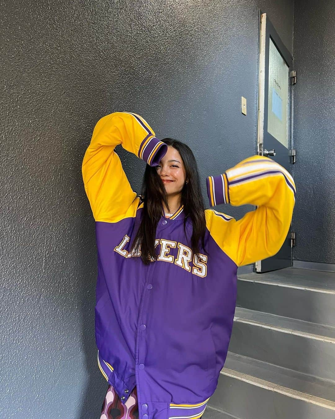 サラ・コールディのインスタグラム：「LAKERSヲンナ💛💜 #Lakers」