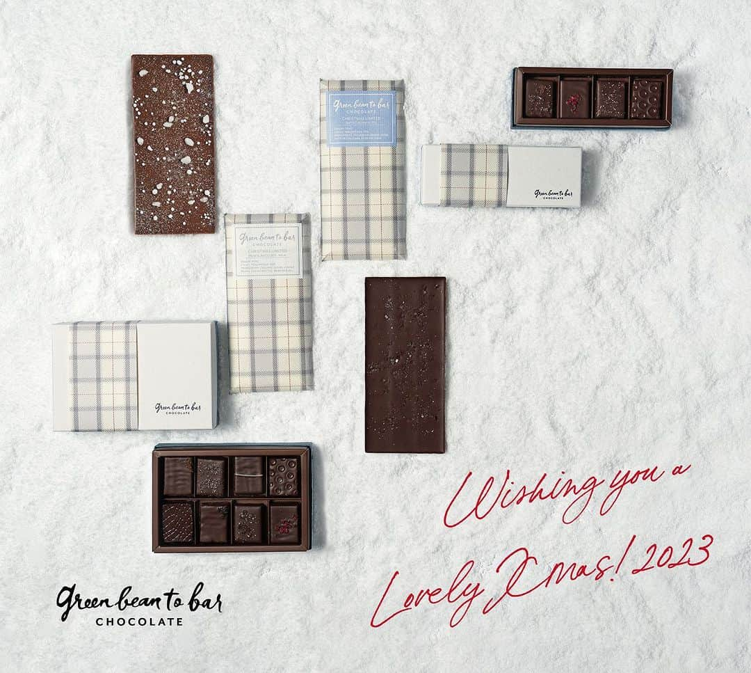 green bean to bar CHOCOLATEさんのインスタグラム写真 - (green bean to bar CHOCOLATEInstagram)「CHRISTMAS LIMITED 2023を、11月18(土)より発売します。ラインナップは、チョコレートバー2種、ボンボンショコラ、ガトーショコラ、ケーキ、ギフトボックス。クリスマスシーズンに向けて続々と店頭に登場しますので乞うご期待です🌲  第一弾として発売になるのは、雪をモチーフにアレンジを加えた「PALO BLANCO-PERU-50%-MILK」と「NATIVO BLANCO -PERU- 73%」の2種のチョコレートバーと、CHRISTMAS LIMITEDのボンボンショコラ。  この時期だけの特別な味わいをお楽しみください❄️  #greenbeantobarchocolate #グリーンビーントゥバーチョコレート #beantobarchocolate #craftchocolate #クラフトチョコレート #チョコレート専門店 #ビーントゥバー #cacaolovers #cacao #カカオ  #クリスマスチョコレート  #クリスマスボンボンショコラ  #nakamegurocafe  #fukuokacafe  #nihonbashi #kyotochocolate」11月17日 20時58分 - greenbeantobar_chocolate