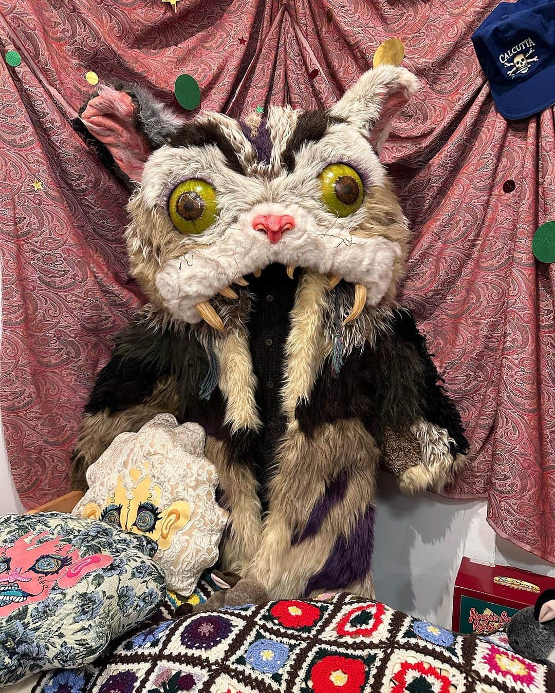 KARIN さんのインスタグラム写真 - (KARIN Instagram)「KAIHOさんの個展 『ODD TOY MONSTERs in My Room..』 にお邪魔してきました🎄❤️  クリスマスモンスターのNoelにも会えて年々なくなっていってたクリスマスに近づくにつれ出てくるわくわくな気持ちを取り戻しました 今年のクリスマスが楽しみになったよ🎁なにしようかな…💭」11月17日 20時54分 - karin.tempurakidz