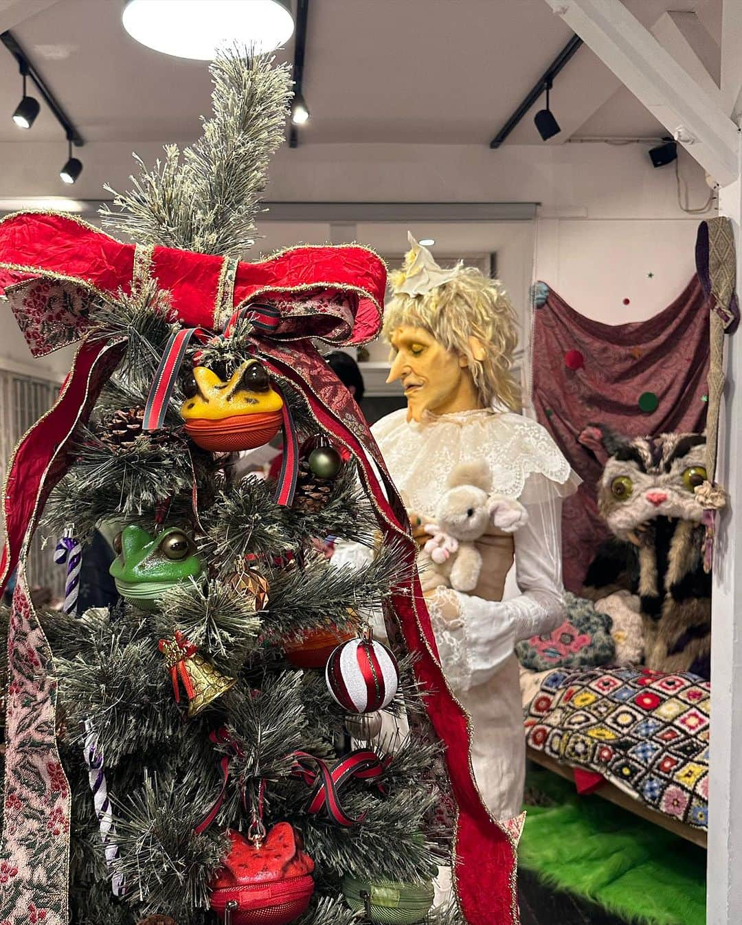 KARIN さんのインスタグラム写真 - (KARIN Instagram)「KAIHOさんの個展 『ODD TOY MONSTERs in My Room..』 にお邪魔してきました🎄❤️  クリスマスモンスターのNoelにも会えて年々なくなっていってたクリスマスに近づくにつれ出てくるわくわくな気持ちを取り戻しました 今年のクリスマスが楽しみになったよ🎁なにしようかな…💭」11月17日 20時54分 - karin.tempurakidz