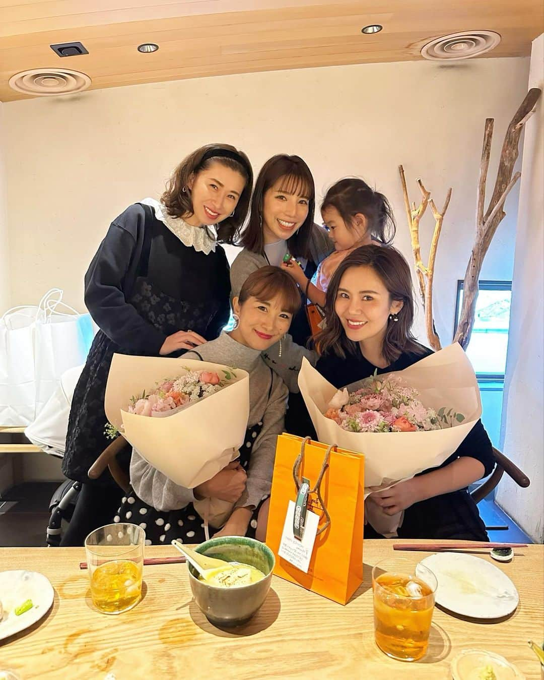 Mai Wakimizuさんのインスタグラム写真 - (Mai WakimizuInstagram)「先日のlunch、しーちゃんfamilyがついに関西に帰って来たのでお帰りなさい会＼(^o^)／今までは2ヶ月に1回のタイミングで集まってたけど、これからはいつでも会えると思うと涙が出るほど嬉しい♡(一昨日も一緒にlunch出来た♡) この日は大好きなお店、吾一にて。息子を出産してからは一度も行けてなかったので最低でも3年ぶり。名物でもあるタタキ(3枚目)を食べるのをそれはそれは数ヶ月前から楽しみにしてました♡(大袈裟ではなくただの本心。笑)来月の予約も出来たし、その時はタタキ絶対お代わりする！笑 #mamalife#女子会#wakkingourmet#吾一#大阪」11月17日 20時54分 - wakkin__m