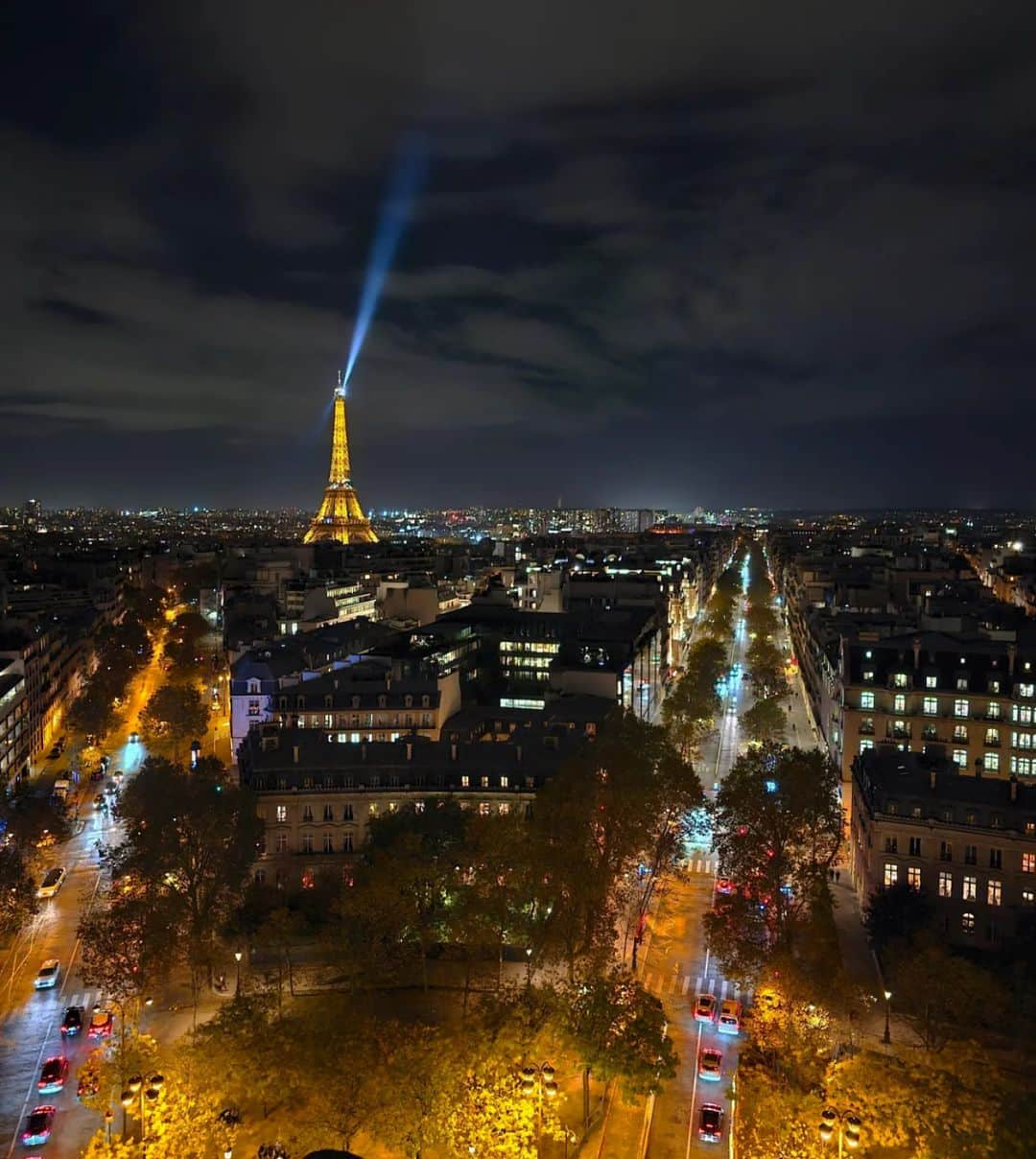 杉山由紀子のインスタグラム：「📍エトワール凱旋門(Paris)  凱旋門の螺旋階段をのぼると、 そこからの夜景は素晴らしすぎた✨  目の前にはエッフェル塔とシャンゼリゼ通り♥️  #travel #trip #旅行 #旅女 #旅 #女子旅 #フランス #Paris #パリ #ヨーロッパ #ヨーロッパ旅行 #エトワール凱旋門 #凱旋門 #エッフェル塔」