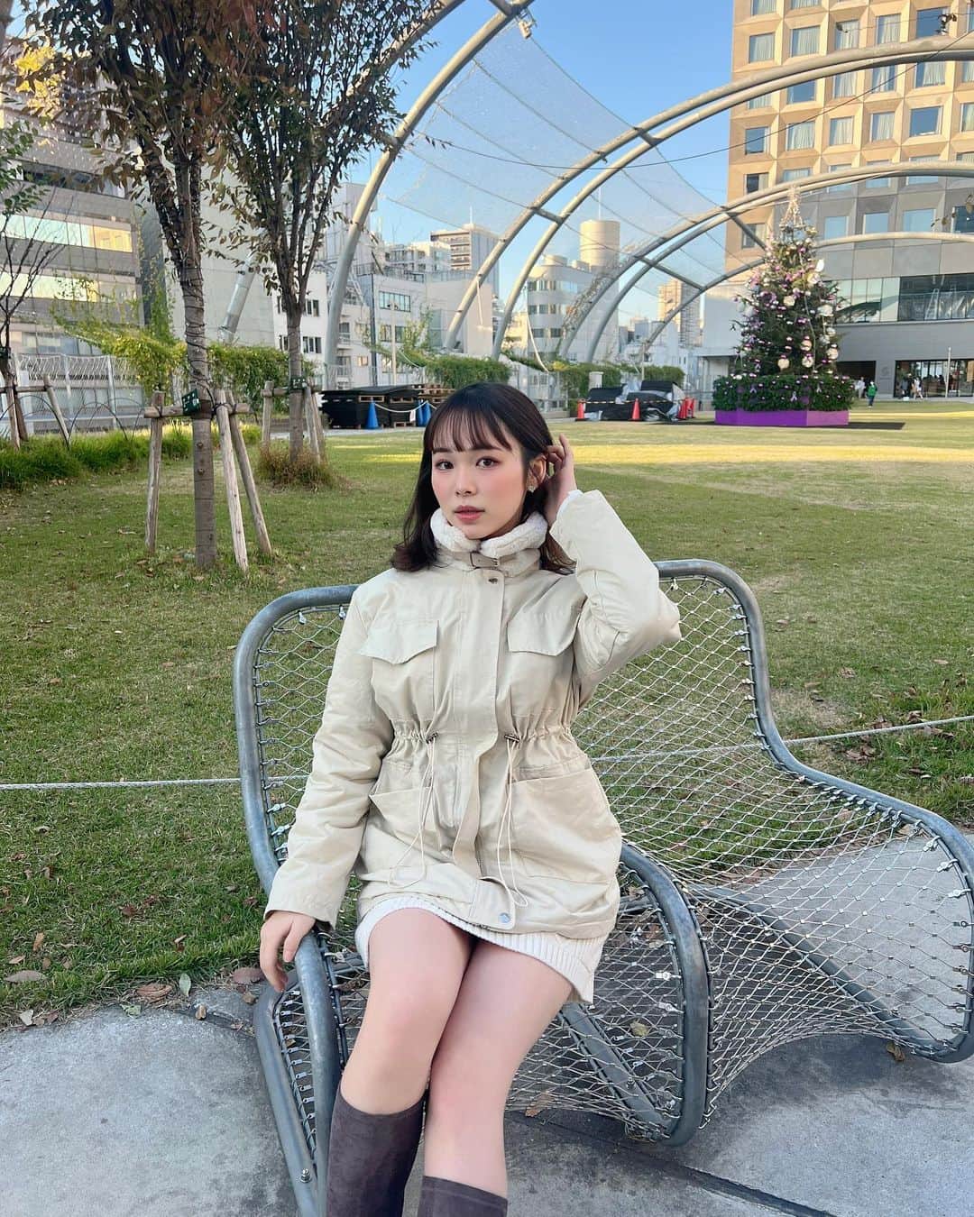 大友樹乃のインスタグラム：「… ショート丈とロングブーツは最強だよね💘 私はこれからの時期タートルネックとか 首まであるのが可愛くて好き♥️  #冬服コーデ #アウター#ロングブーツ #タートルネック#かわいい#大人カジュアル  #韓国カフェ」