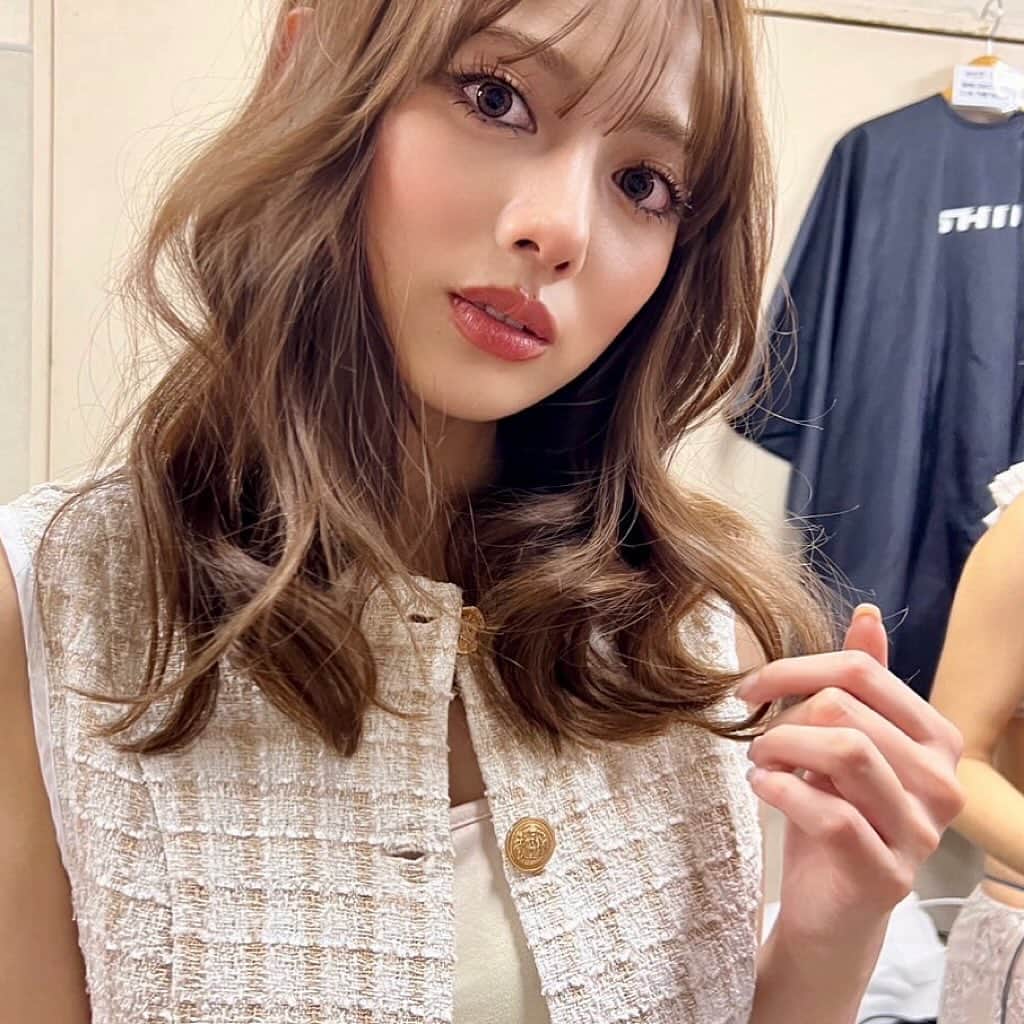 毛利愛美のインスタグラム：「@shima_official_account ⛱️🏝️ @miho__motoyama 🎀💞  この日はステージ用メイク 派手目でした😽😽😽♡ オーバーリップに、下にも付けまつげ付けてるのだよ☺︎」