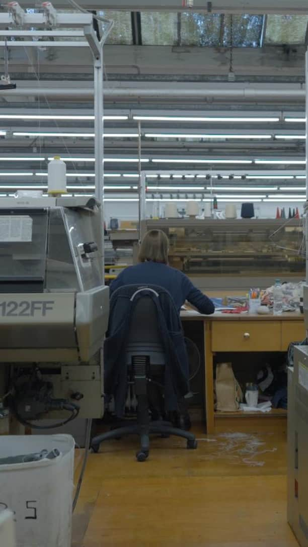 ジョンスメドレーのインスタグラム：「The world's finest craftspeople: Sue.  Sue works in our Trim Split department and has been at John Smedley for twenty-seven years. In her own words — "It's a family business, and I hope it thrives. I really do hope it thrives."  Meet the craftspeople and discover the techniques behind the world's finest knitwear in this new video series, available to watch fully on our YouTube channel via the link in our bio.  #madeinengland #behindthescenes #johnsmedley」