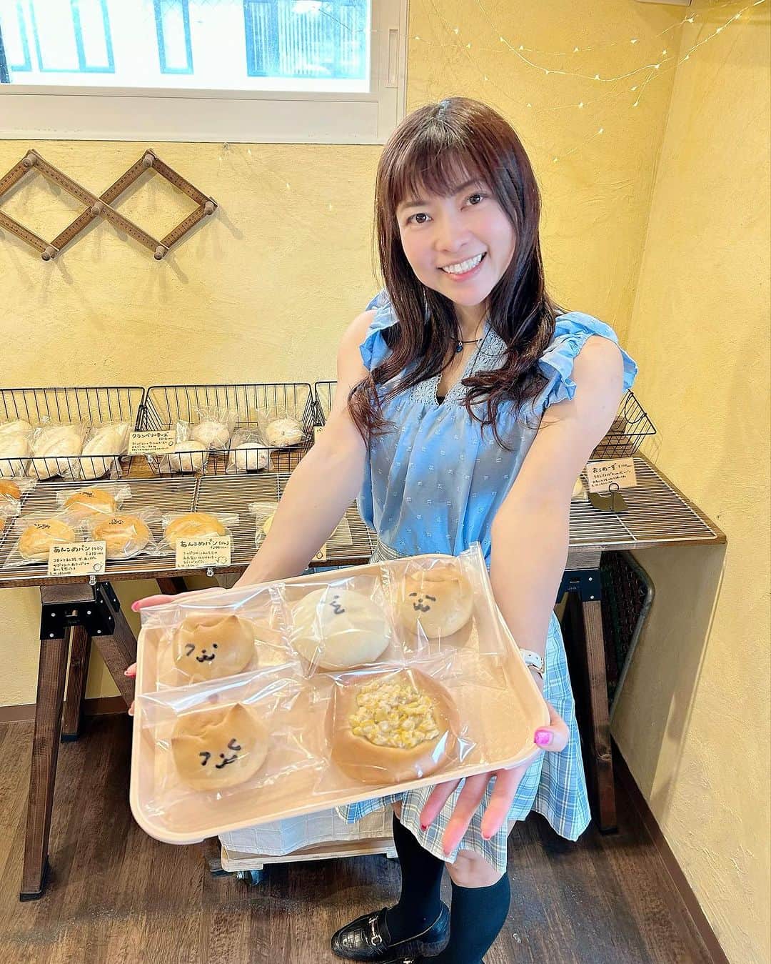 DJ MIYAのインスタグラム：「やっほぉです❤️おととい北海道・札幌で米粉パン専門店のもっちりふわふわパンの『フナサン米カリー』さんに行ってきましたぁぁ❤️  フナサン米カリーでは、米粉8割・小麦グルテン2割を使用したパンが25～30種類もあるの♡  PR @funasan.beikery  一昨日の帰りのフライト✈️でおやつにいただきましたぁ❤️  コーンパンも上空でいただきます❤️ つぶつぶコーン🌽がたっぷりーと乗ったふわっと仕上がったパン生地でとても美味しいねっ！  お店の公式キャラクター【おこめーず】ちゃんたちかわいかったよおお♡めっちゃ米粒の形をしているの*\(^o^)/*  あと【ねこぱん】もお顔がみんないろいろでとても可愛かったから食べてみました^_^ あっさりとしてコーヒーに合うー🎵身体に良さそうって感じられるから美容に気をつけている方にもおすすめ。  北海道札幌市豊平区月寒西１条９丁目９−６ SORAライブマーケット月寒　フナサン米カリー  #フナサン米カリー #パン屋さん #月寒中央 #月寒中央グルメ #豊平区 #豊平区グルメ #豊平区カフェ #札幌パン屋 #札幌テイクアウト #札幌パン #札幌市 #sapporo #北海道 #Hokkaido #札幌 #グルメ #グルメインフルエンサー #グルメインスタグラマー #インフルエンサー #インスタグラマー  #北海道米粉パン屋 #米粉パン屋 #米粉パン屋さん #北海道ベーカリー #ベーカリー #グルメ女子 #パン屋さん巡り #パン屋巡り #トラベラー」