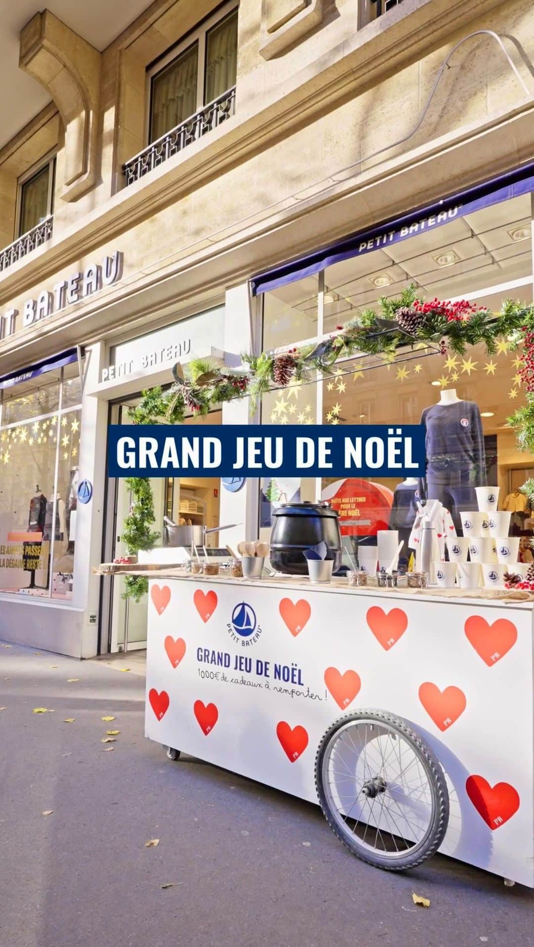 プチバトーのインスタグラム：「🎁 Grand Jeu de Noël​​​ 🎁 Commentez ❤ si vous aimeriez gagner 1000€ de cadeaux Petit Bateau ! 😱🎅 Oui oui, 1000€ de cadeaux sont à gagner en ce moment ! ➡ La bonne nouvelle, c’est que 3 gagnants seront tirés au sort (donc 3 fois plus de chances de gagner 😎) Pour participer comment ça marche ? C’est un jeu d’enfant ! 🤪  ➡ Déposez votre plus beau dessin de sapin de Noël 🎄dans votre boutique Petit Bateau  ➡ Remplissez le petit formulaire de participation en caisse​​​ ➡ Jusqu’au 12 décembre​​​ 📆 ➡️ Concours valable dans toutes les boutiques Petit Bateau de France, hors centres commerciaux et magasins d’usine 🇫🇷   *Tirage au sort le 20 décembre. Voir règlement en caisse.」