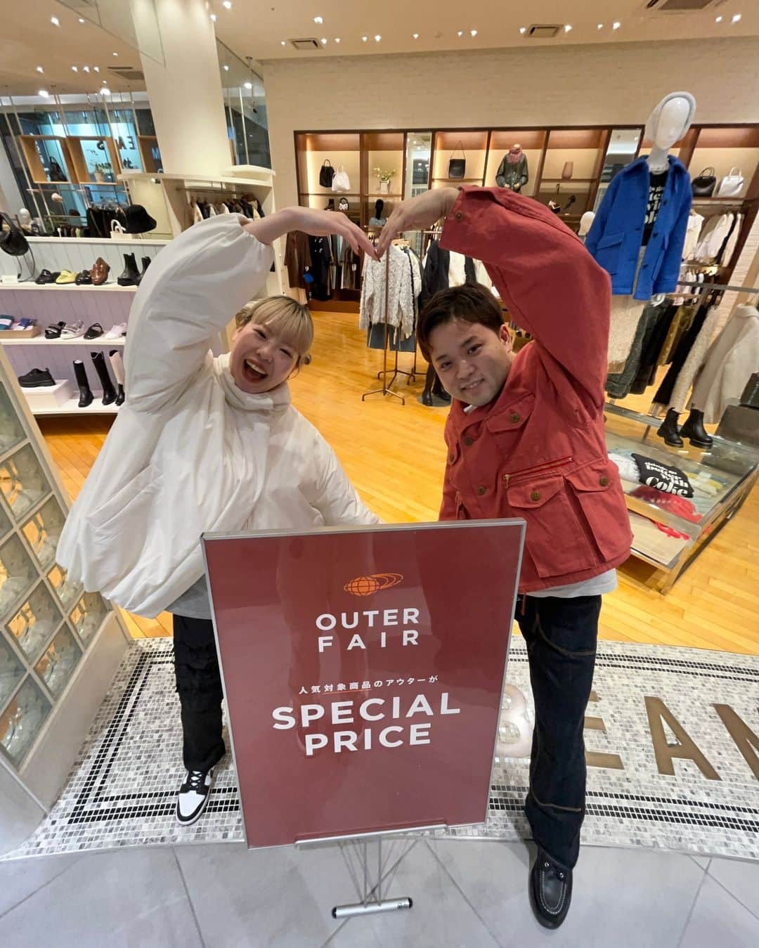 のインスタグラム：「. 【本日からアウターフェアSTART🏃‍♂️✨】　　  本日11/17〜11/26までアウターフェア開催中！！ 対象の商品が10%になる最高の期間です😘 4人で2アイテムずつ紹介してます！ ぜひ参考にして頂ければ嬉しいです(＾0＾)♡  是非アーカイブからも見ていただきたいです🥹💕  出演🥕南原、松山、谷口、林」