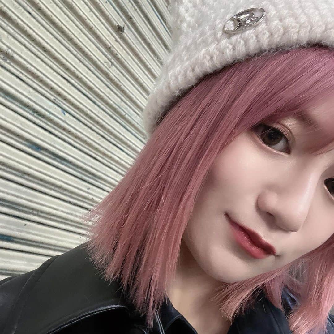 のインスタグラム：「🖤🖤🖤 . ボブどきどきだったけどー なんだかみんなに褒められてうれしい♡  . #mireinsta #星名美怜  #ボブ  #ぱっつんボブ #ハイトーンボブ #ピンクボブ #단발머리 #염색 #머리스타그램 #ボブミレー 笑」