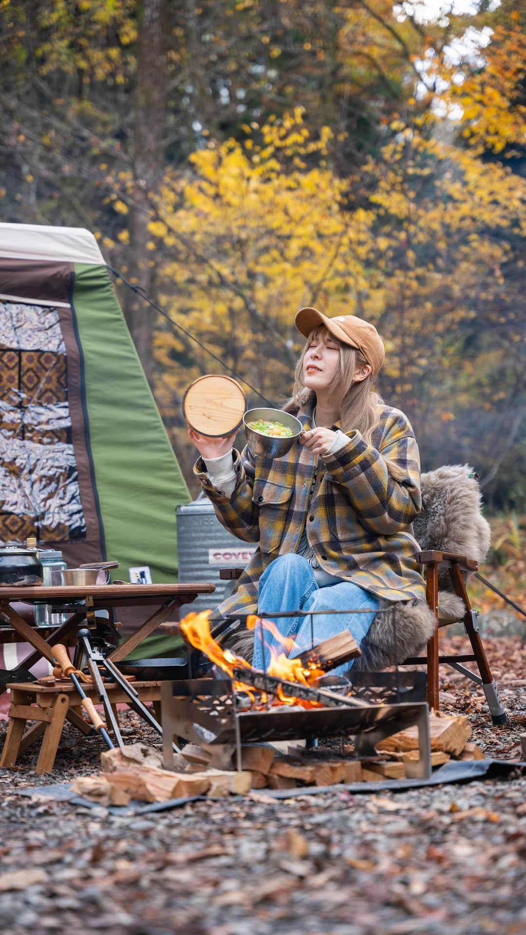 さーやんのインスタグラム：「さくらTKG📖レシピあり⏬ 　 静岡県のソウルフード『さくらごはん』を 少しだけ豪華にしてみました🗻 　 ほんのり醤油の味がするご飯に 蒸らした目玉蒸し卵が美味しすぎました🥺 　 そしてなにより簡単〜🫶💕 　 　 ▫️材料 ・米　　　　1合 ・水　　　　180ml　　　　　　　 ・卵　　　　1個 ・ネギ　　　お好み量 ・醤油　　　お好み量 ⭐︎ 醤油　　　大さじ1 ⭐︎ 酒　　　　大さじ1 　 　 ▫️作り方 ①研いだお米に水を入れ30分浸水する。 ② 浸水したら⭐︎を入れ軽く混ぜ炊飯する。 ③ご飯を蒸らす前に、卵を割り入れたら 　蓋をして10分蒸らす。 ④最後にネギとお好みで醤油を垂らしたら 　完成✨ 　 蒸らしタイムで予想以上に いい感じに仕上がった卵が完ぺきすぎた🤤 　 　 ⏬その他レシピはこちらから @___saaayan___ 　 　 　 　 #キャンプ #キャンプ飯 #キャンプ料理 #キャンプ飯レシピ #キャンプご飯 #キャンプコーデ #キャンプ女子 #朝食レシピ #朝ごはん #アウトドア #アウトドア料理 #アウトドア女子 #簡単レシピ #レシピ #料理 #camp #camping #camplife #outdoor #outdoorlife #露營 #露營生活 #캠프닉 #캠핑」