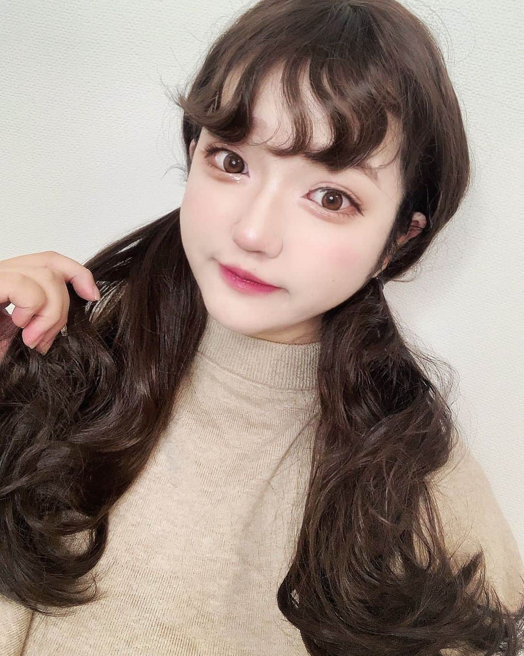 すうれろさんのインスタグラム写真 - (すうれろInstagram)「30歳を迎えてから気持ちが楽になってる👼✨ 婚活に焦らなくなったし 自分のやりたいことを探すようになった！ 少しずつ一人行動も楽しくなってる。 29歳は周りと比べてばかりで びっくりするくらい辛くて仕方なかった。 年齢は記号って思いたいけど辛いもんは辛いね笑 パワーアップできるように頑張るので 見守っててください🥰✨  ツインテールだってまだまだしちゃうよ笑 現状、このメイクが一番盛れる笑」11月17日 20時59分 - suurero