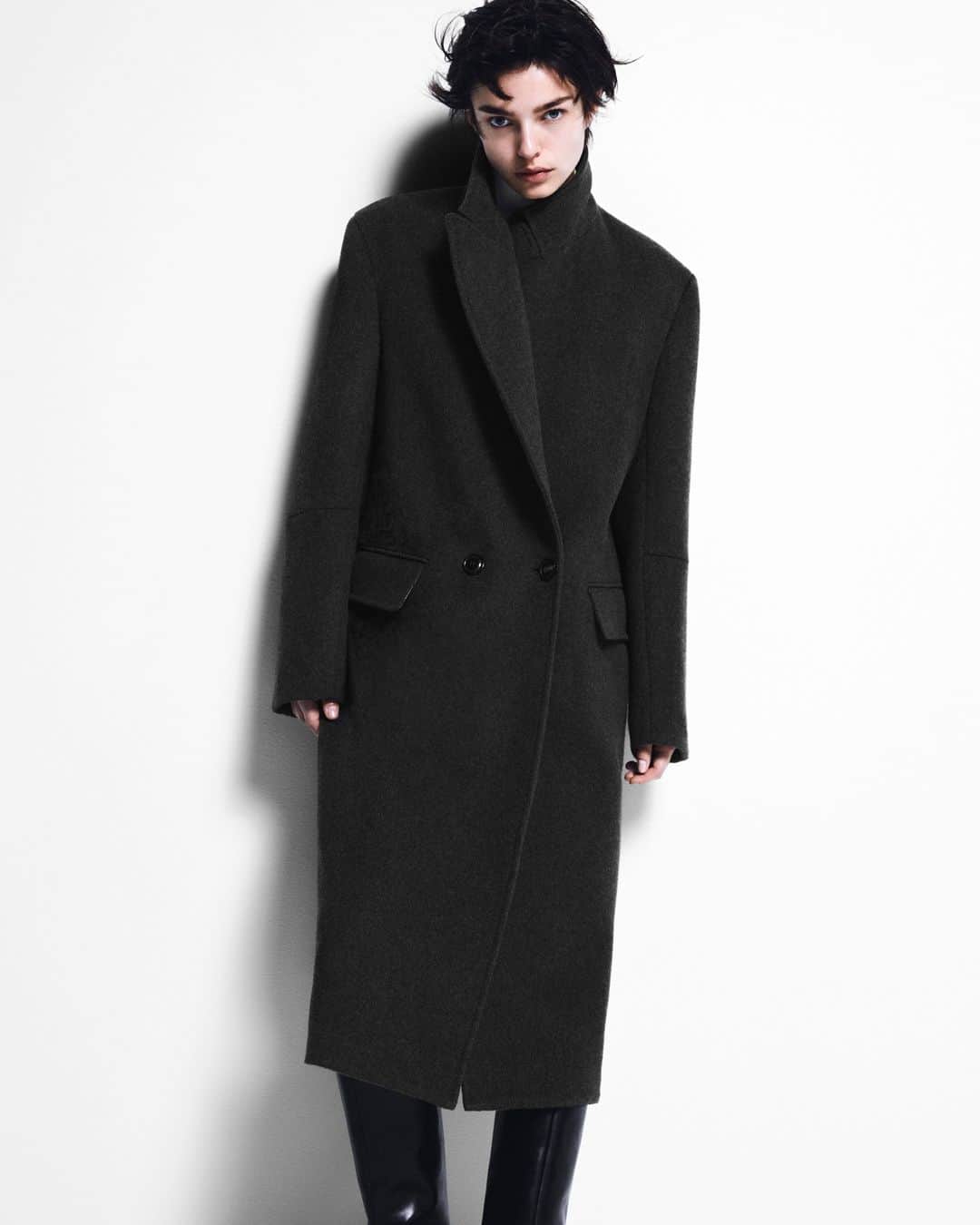 マックスマーラのインスタグラム：「Quintessential essentials. Meet the #MaxMaraFW23 Atelier Coats Collection, a celebration of Italian design and craftsmanship. Explore more at the link in bio. #MaxMara」